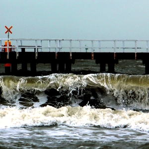 PierWave.JPG